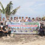 Selamatkan Pesisir, Karang Taruna Muda Insan Cita dan Polwan Polres Mempawah Tanam Mangrove